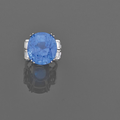 A 47,71 carats sapphire, diamond and platinum ring