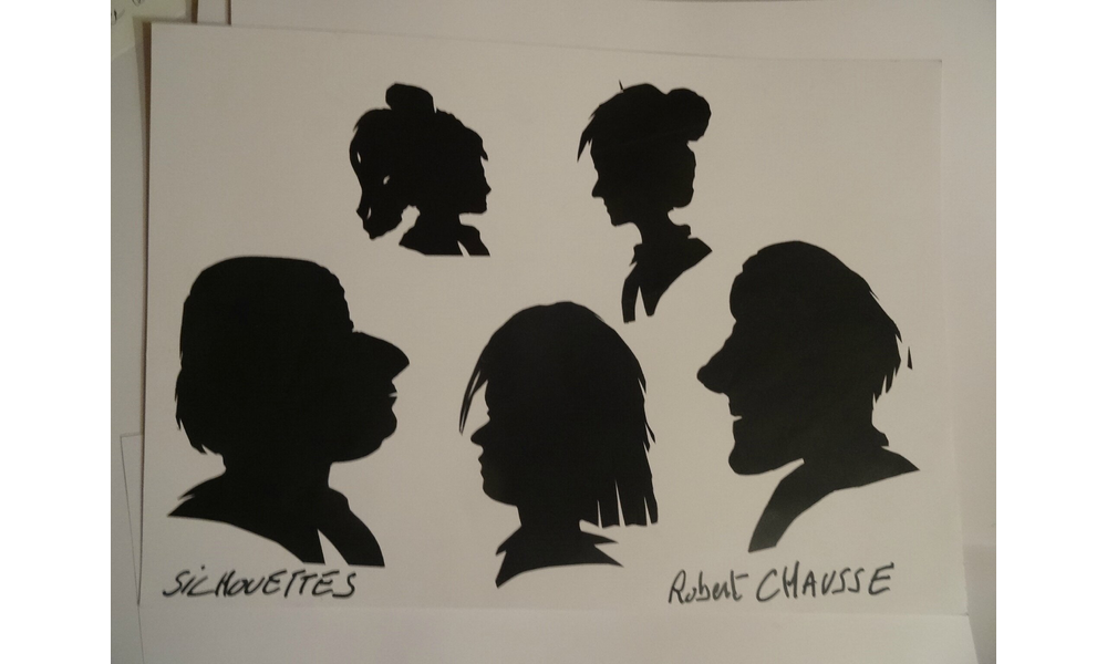 Des profils découpés en 3 minutes et glissés dans une pochette transparente: voilà l'animation de Robert CHAUSSE