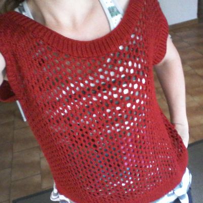 Le pull cerise dentelle