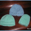 Petits bonnets et petits chaussons pour prémas au tricot