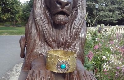 Le lion garde la couronne de son roi Richard.