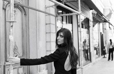 Julia Guez chante son nouveau single Des Vies
