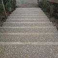 Création d'un escalier en béton désactivé avec des bordures gravillonées