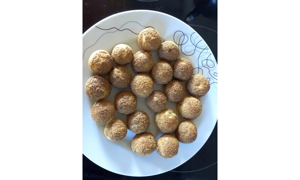 Choux pochés au caramel ou fourrés à la crème pâtissière