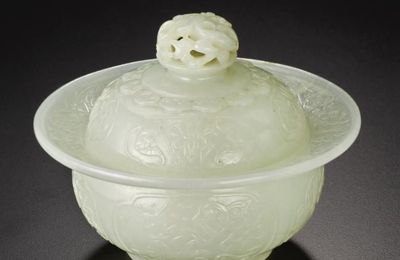 A fine white jade  bowl and cover. Qing dynasty, 18th century