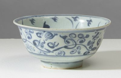 Bol à décor de rinceaux de chrysanthèmes, dynastie des Ming, période Hongzhi-Zhengde (1488-1521)