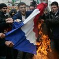 Ils brûlent un drapeau français en France