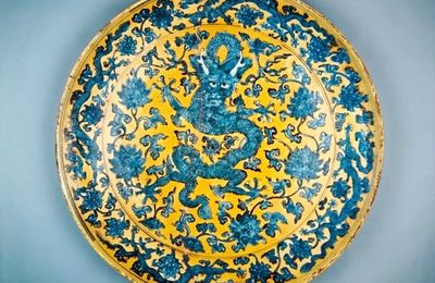 Gigantic dish with dragons among lotus scrolls, Ming dynasty, Jiajing period, AD 1522–1566