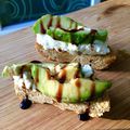 Tartines d'avocat et de chèvre frais