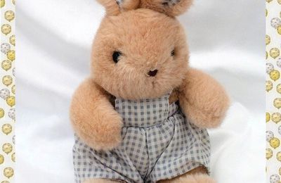 Doudou Peluche Lapin Assis Beige Salopette Vichy Bleu Vintage Bout'Chou Calin