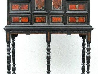  Petit cabinet Flamand marqueté d'écaille rouge, époque XVIIIe siècle.