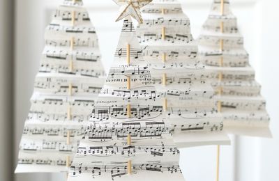 DIY déco récup' : 11 décos de Noël réalisées avec des partitions de musique 