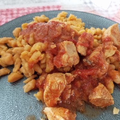 Curry de poulet à la tomate et knepfle de patate 
