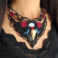 Grand collier plastron crâne de corbeau et roses, bijoux gothique cosplay ésotérique