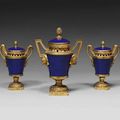 Époque Louis XVI. Garniture de trois vases en porcelaine de Sèvres  