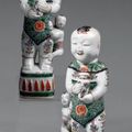 Paire de statuettes de Hoho debout sur un socle en porcelaine. Époque Kangxi
