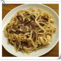 Recette plat chinois: Pâtes à riz sautées au boeuf et aux pousses de haricots mungo (干炒牛河）