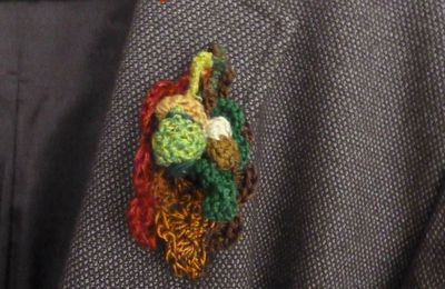 broche rapide au crochet pour les serial crocheteuses : feuilles de chêne et gland pour l'automne