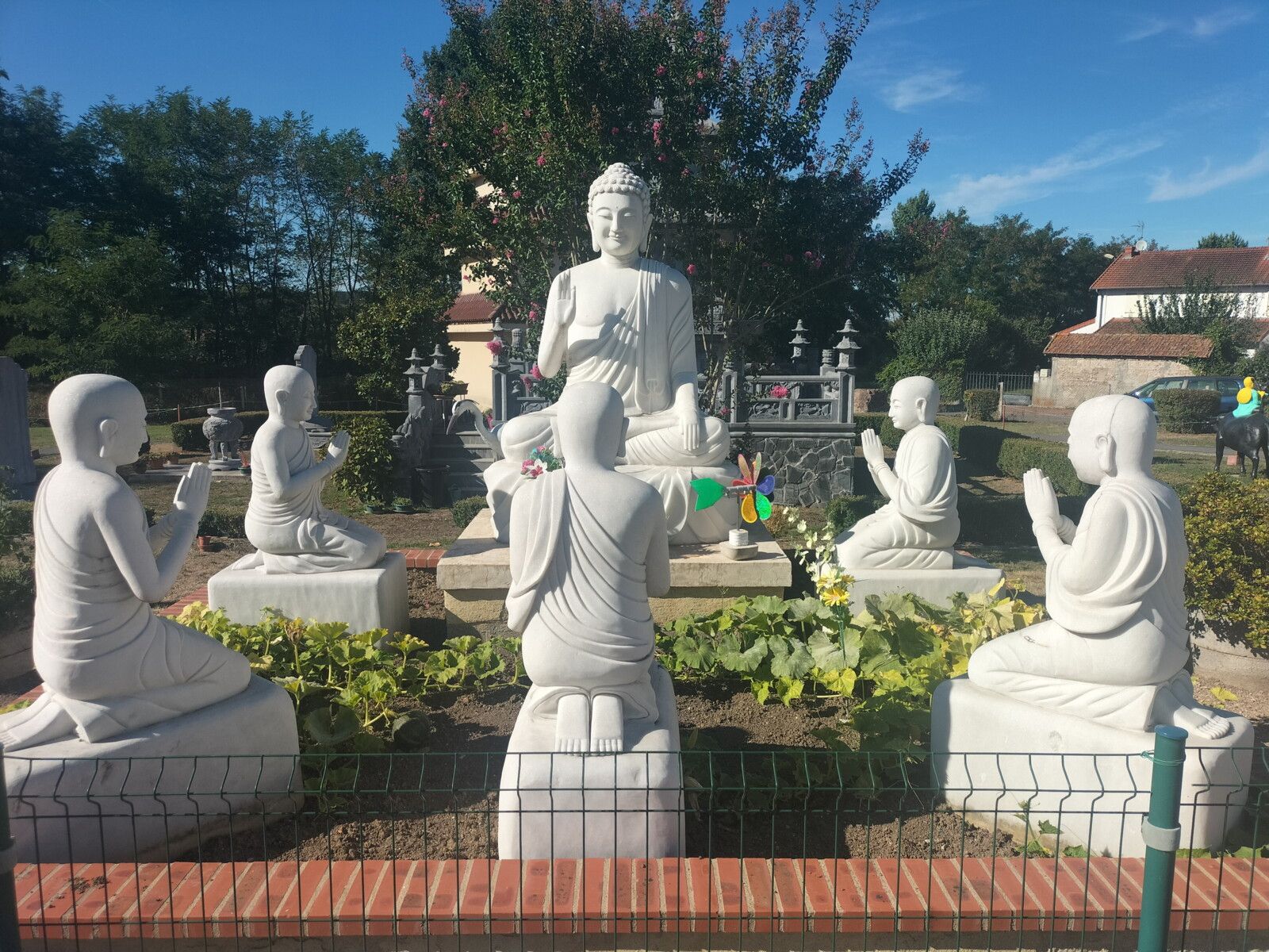 Noyant d'Allier, la pagode, première prédication au parc des gazelles (03)