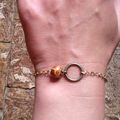 Petit bracelet anneau métal et perle bois