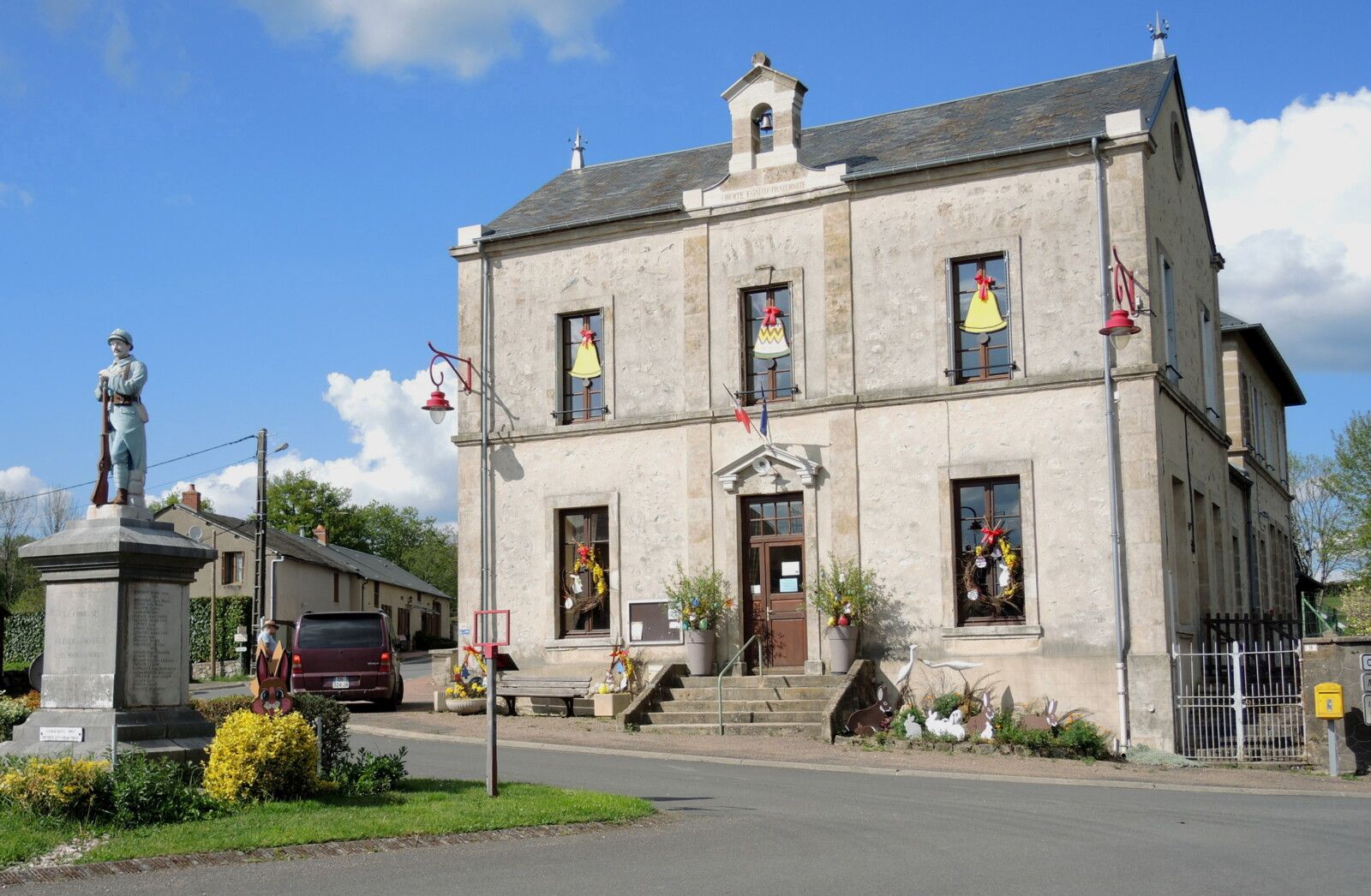 Saint-Léger-de-Fougeret, mairie de Pâques (58)