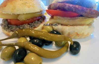 HAMBURGERS MERGUEZ ŒUFS BROUILLÉS ET VIANDE HACHÉE POUR LA PLAGE