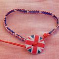 bracelet wrap : bouton drapeau anglais, cordon en coton ciré rouge, rocailles bleues et blanches