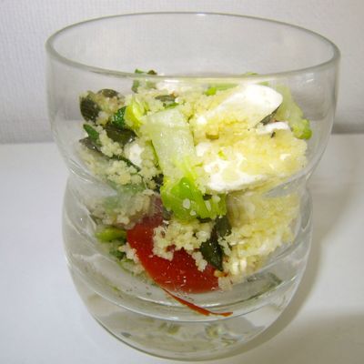 Une salade repas avec de la semoule