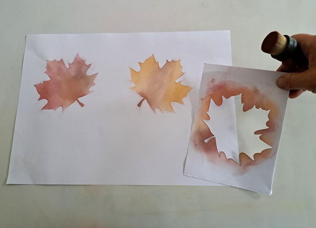 Avec la grande feuille d'arbre