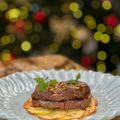 ...Tournedos de bœuf et foie gras poêlé, pommes Anna et sauce aux pruneaux...