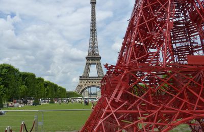 Les chaises et la tour Eiffel