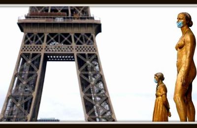 Les statues de la place du Trocadéro à Paris vêtues d'un masque pour sensibiliser le public