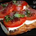 CROSTINIS À LA MOZZARELLA, TOMATES ET JAMBON DE PAYS, PAR DORIA