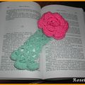 Un marque-page rose au crochet