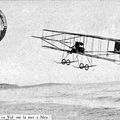 Meeting aérien de Nice 1910 - Duray sur biplan Farman survolant le port