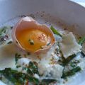 œuf au plat à la coque en verdure d’asperges