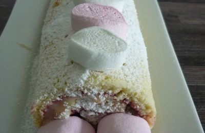Gâteau roulé au chocolat blanc et coulis de fraises.