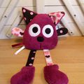 Doudou chat fuchsia marron