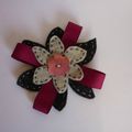 Broche fleur grise