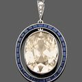 Pendentif Art Déco en platine, orné au centre d'un diamant ovale taille coussin. Vers 1925