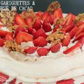 Pavlova aux gariguettes et tuiles au grué de cacao