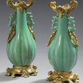Rare paire de vases, en forme de fruit stylisé à anses ajourées, en céladon de la Chine, du XVIIIème siècle. Epoque Louis XV 