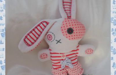 Doudou Peluche Lapin Tao Blanc Rayures Et Pois Rouge Noeud Bleu Tape A L'Oeil