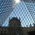 Le Musée du Louvre (depuis l'intérieur de la Pyramide)