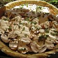 Tarte croquante aux champignons, à la tapenade noire et à la crème