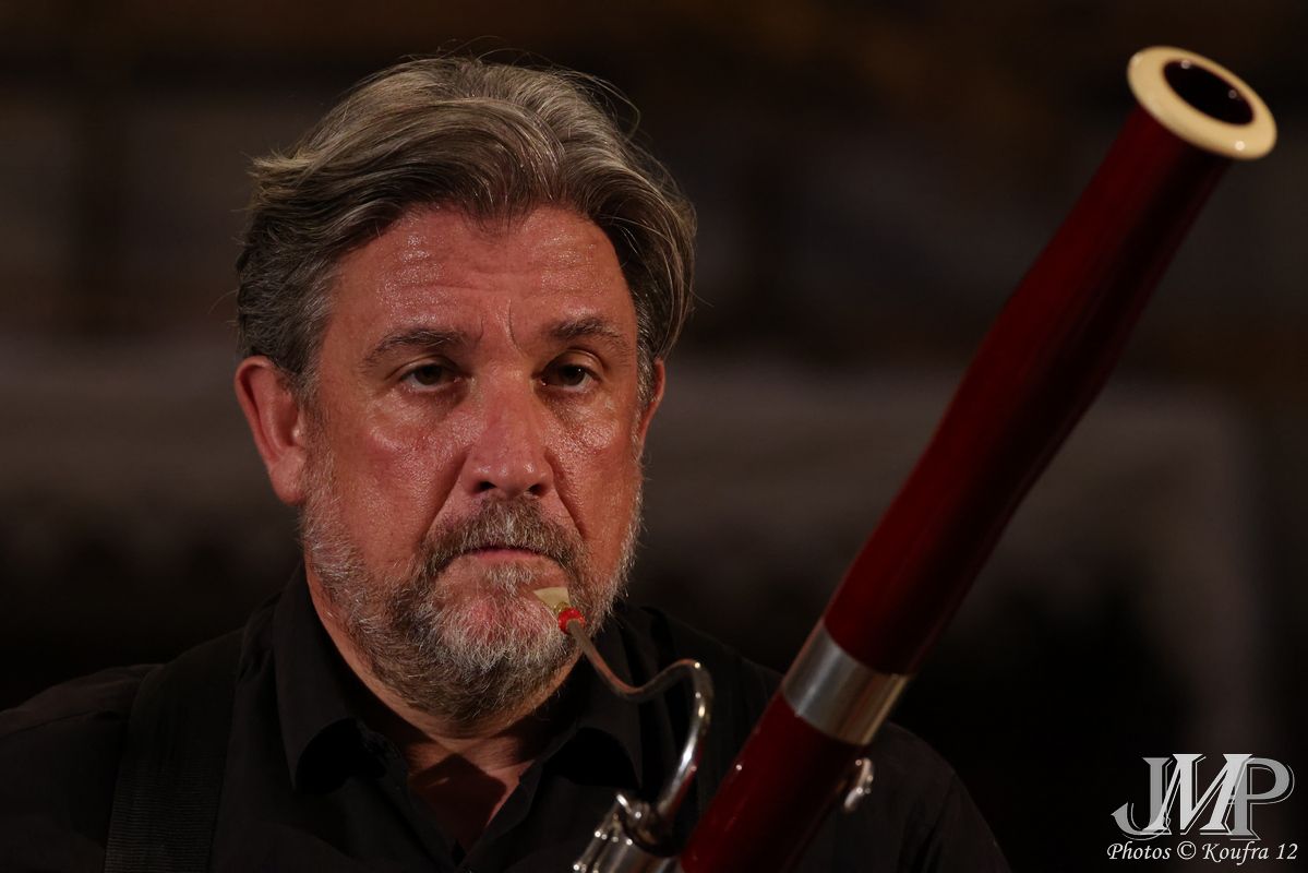 Giorgio Mandolesi commence pour la première partie du concert avec un basson baroque pour interpréter la seconde partie avec un basson "moderne"