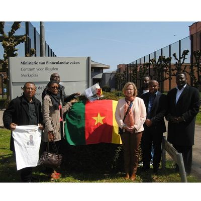 BELGIQUE:LA DIRECTRICE DU CENTRE DE RÉTENTION DES SANS PAPIERS DE MERKSPLAS ET DES CAMEROUNAIS RENDENT HOMMAGE À FOLEFACK EBÉNIZ