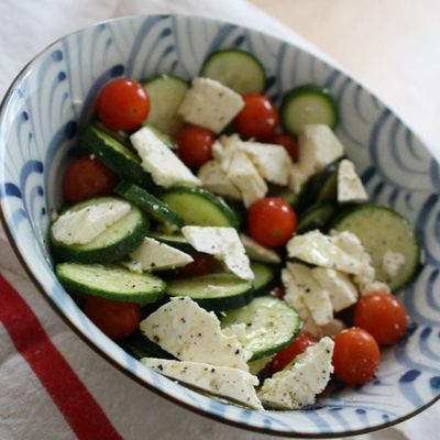 Pour en finir avec la courgophobie...Salade croquante de jeunes courgettes, tomates cerises et feta