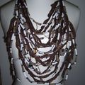 Long collier marron et beige