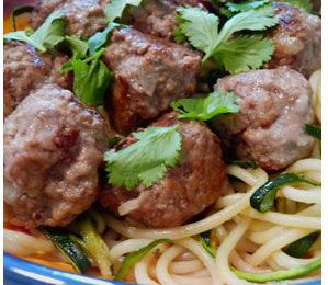 Boulettes de boeuf et spaghetti aux légumes